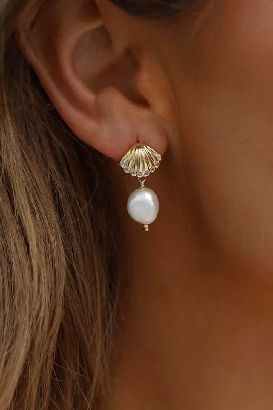 SEASIDE SHELL PEARL STUDS