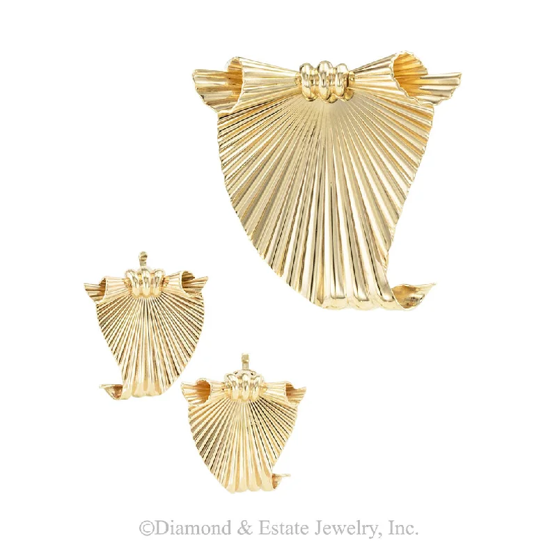 Retro Yellow Gold Brooch Matching Clip On Earrings Set